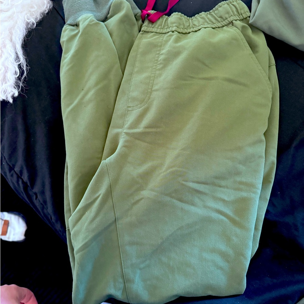 Large figs bottoms joggers color olive green